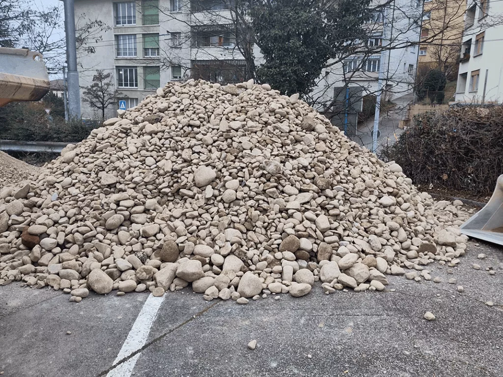 récupération des pierres pour la fosse de plantation
